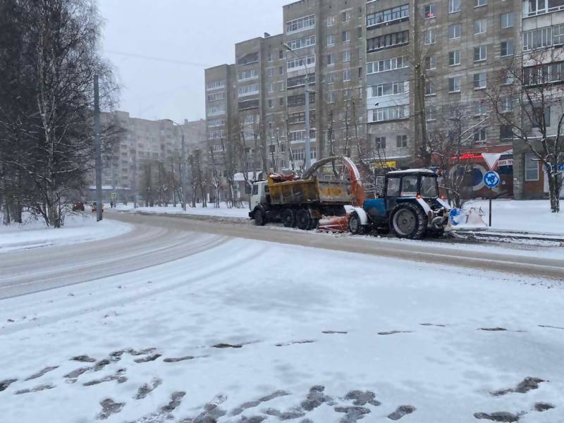 Последствия снегопада в Архангельске разгребают 45 единиц техники